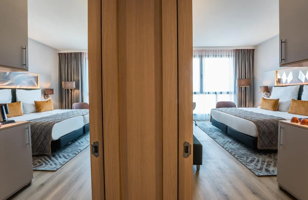 Leonardo Royal Hotel Barcelona Fira 4*,